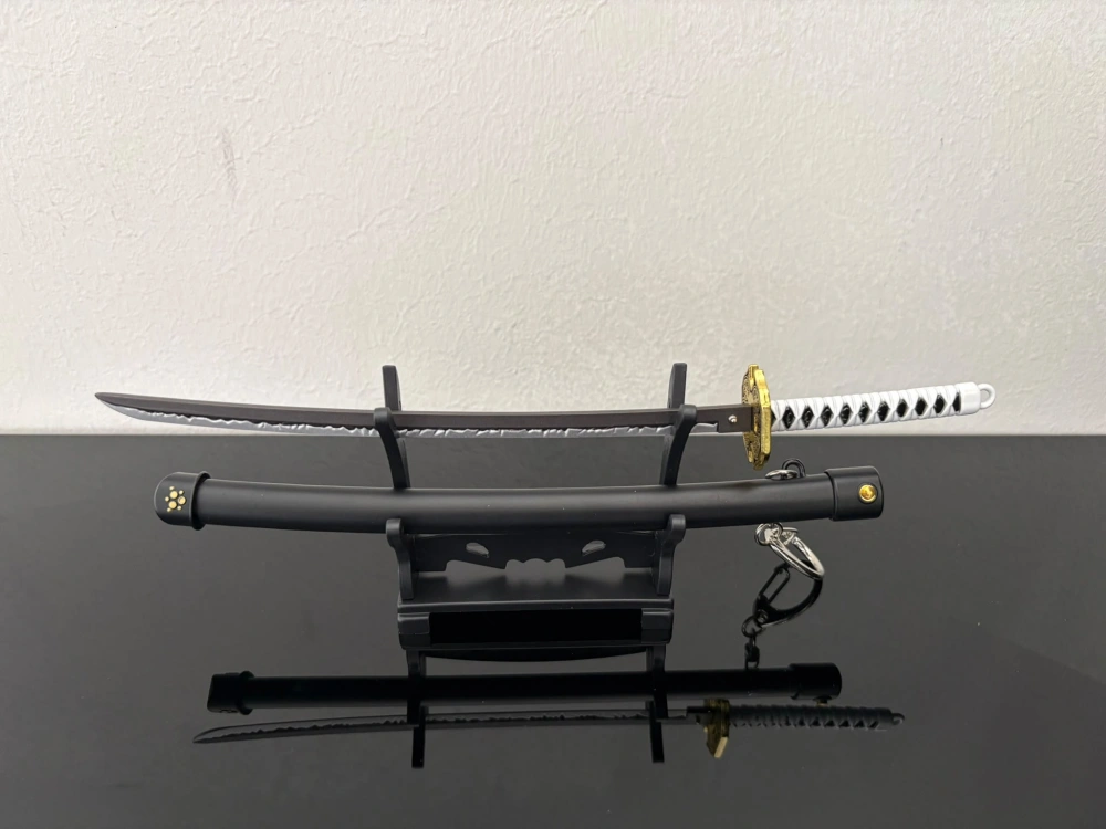 Mini Katana – černá s bílou rukojetí a stojánkem
