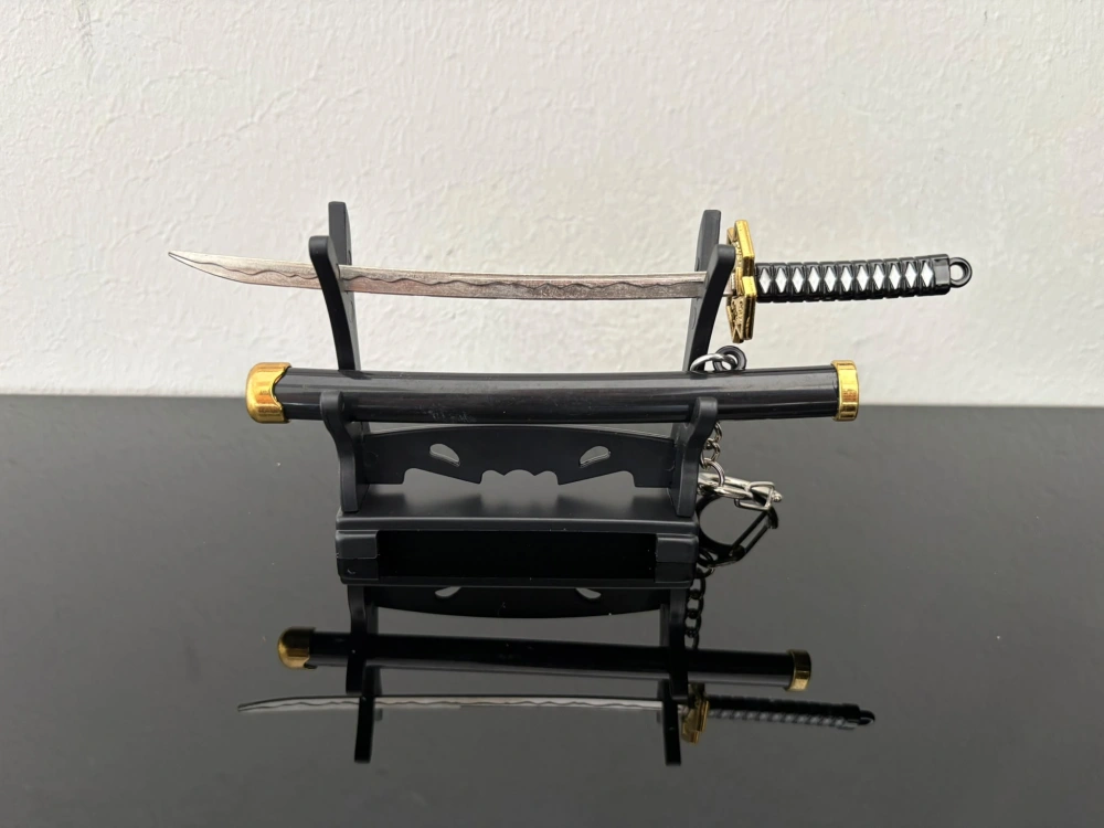 Mini Katana – černá se stříbrným zdobením a zlatými detaily