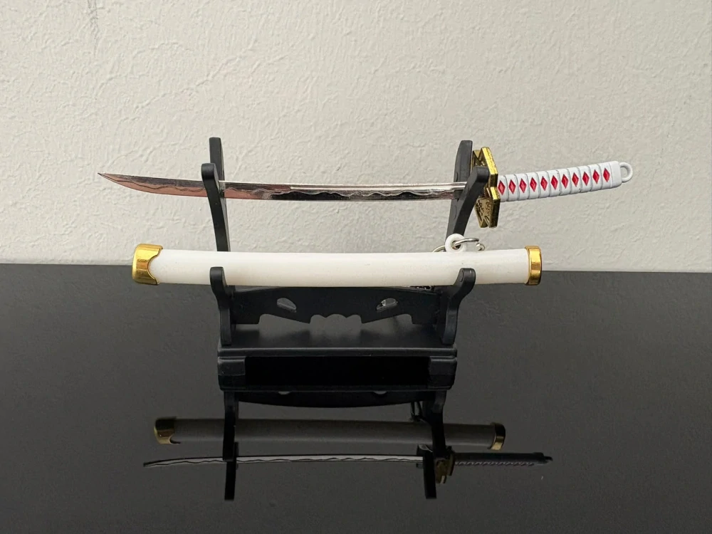 Mini Katana – bílá se zlatými detaily a červeným zdobením