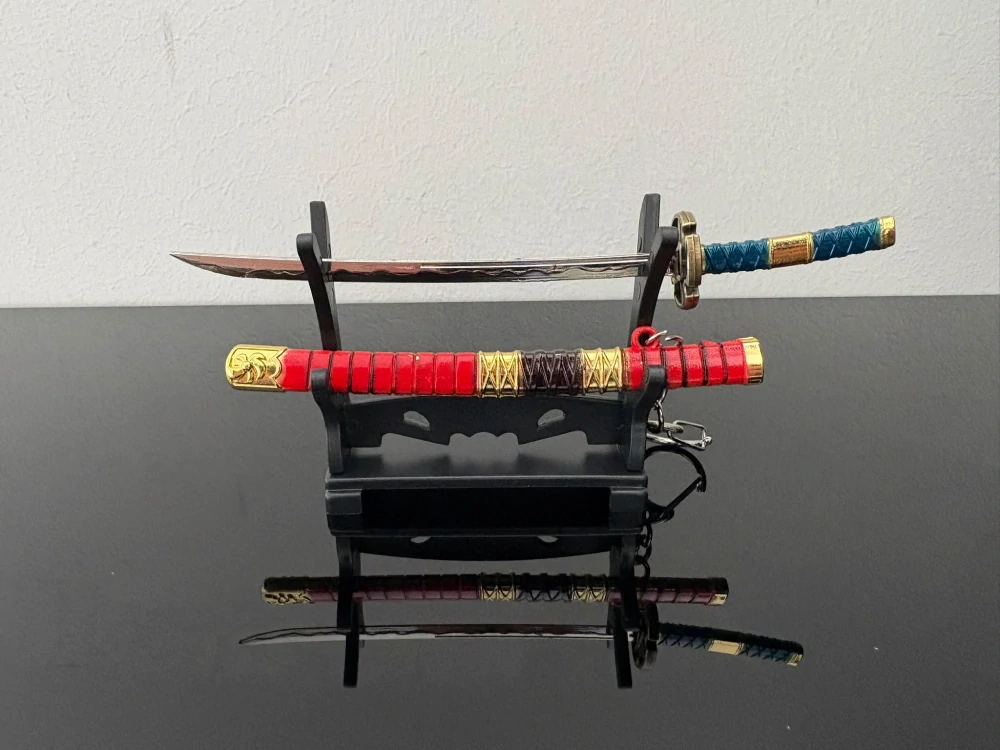 Mini Katana – červená se zlatým zdobením a modrou rukojetí