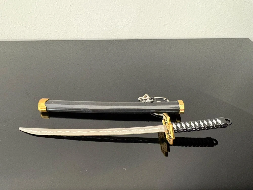 Mini Katana – černá se stříbrným zdobením a zlatými detaily