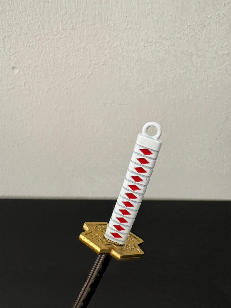 Mini Katana – bílá se zlatými detaily a červeným zdobením