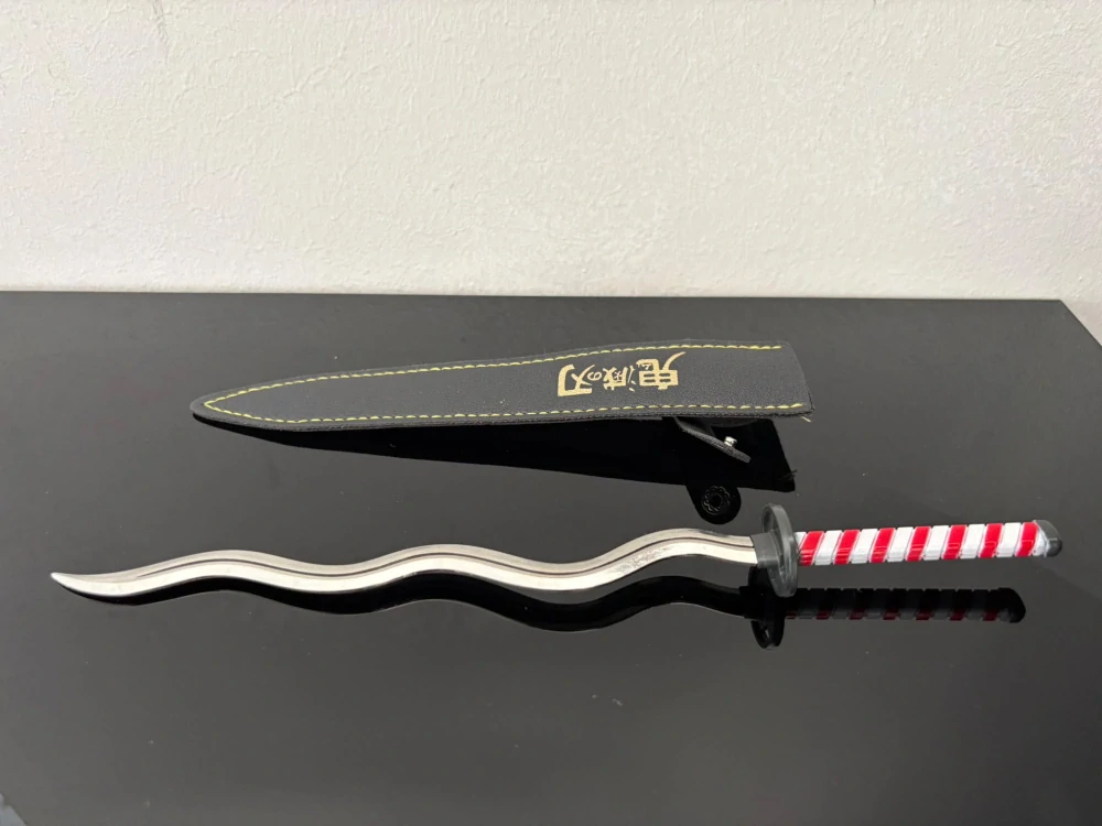 Mini Katana – vlnitá čepel s červeno-bílou rukojetí