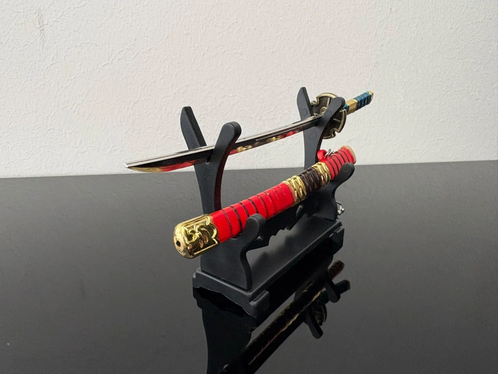 Mini Katana – červená se zlatým zdobením a modrou rukojetí