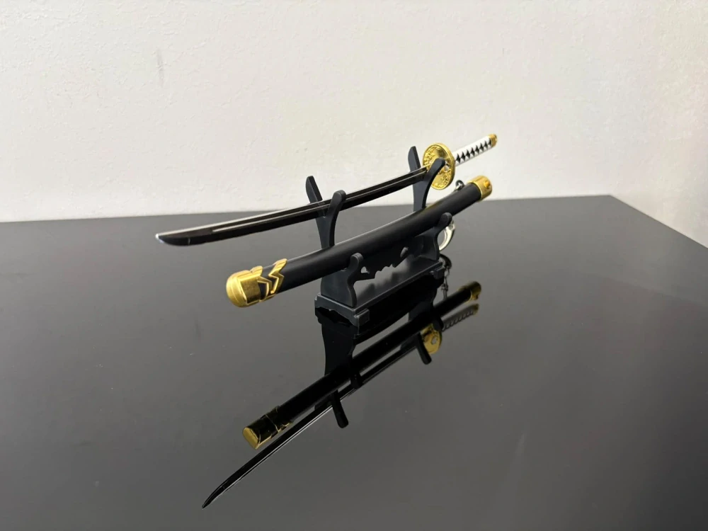 Mini Katana – černá se zlatým zdobením a bílou rukojetí