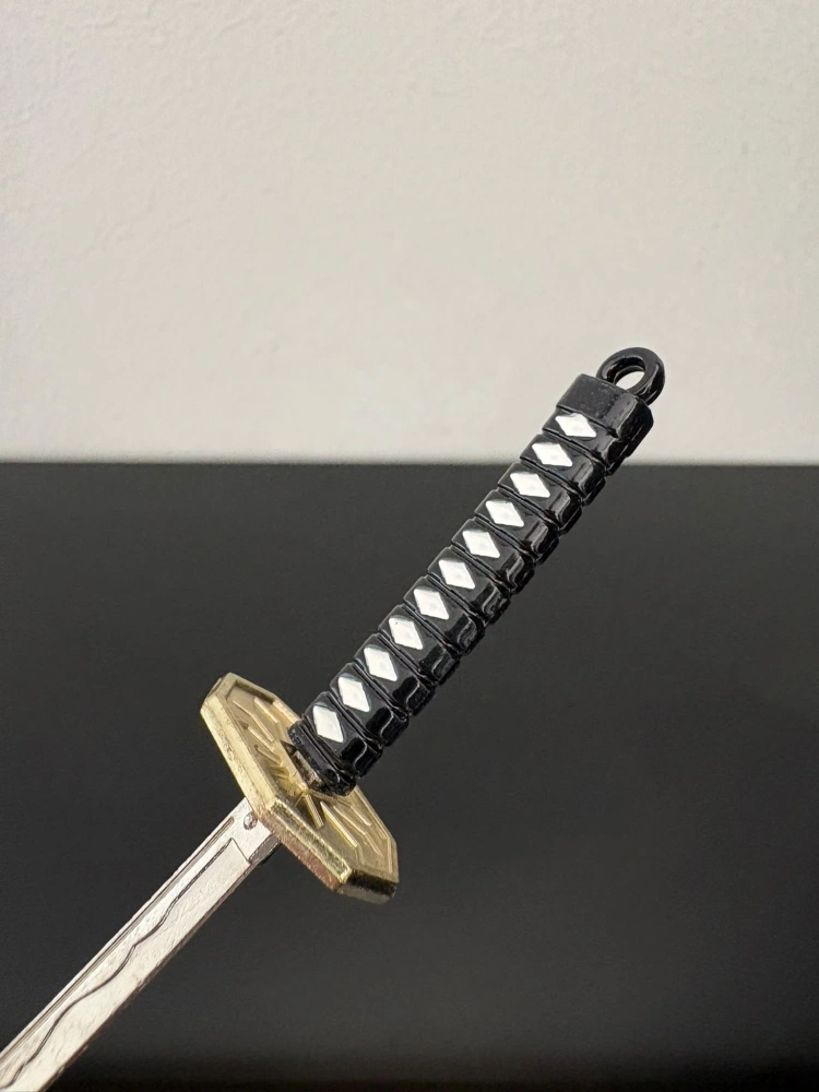 Mini Katana – černá se stříbrnými kříži