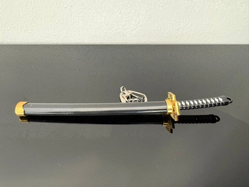 Mini Katana – černá se stříbrným zdobením a zlatými detaily
