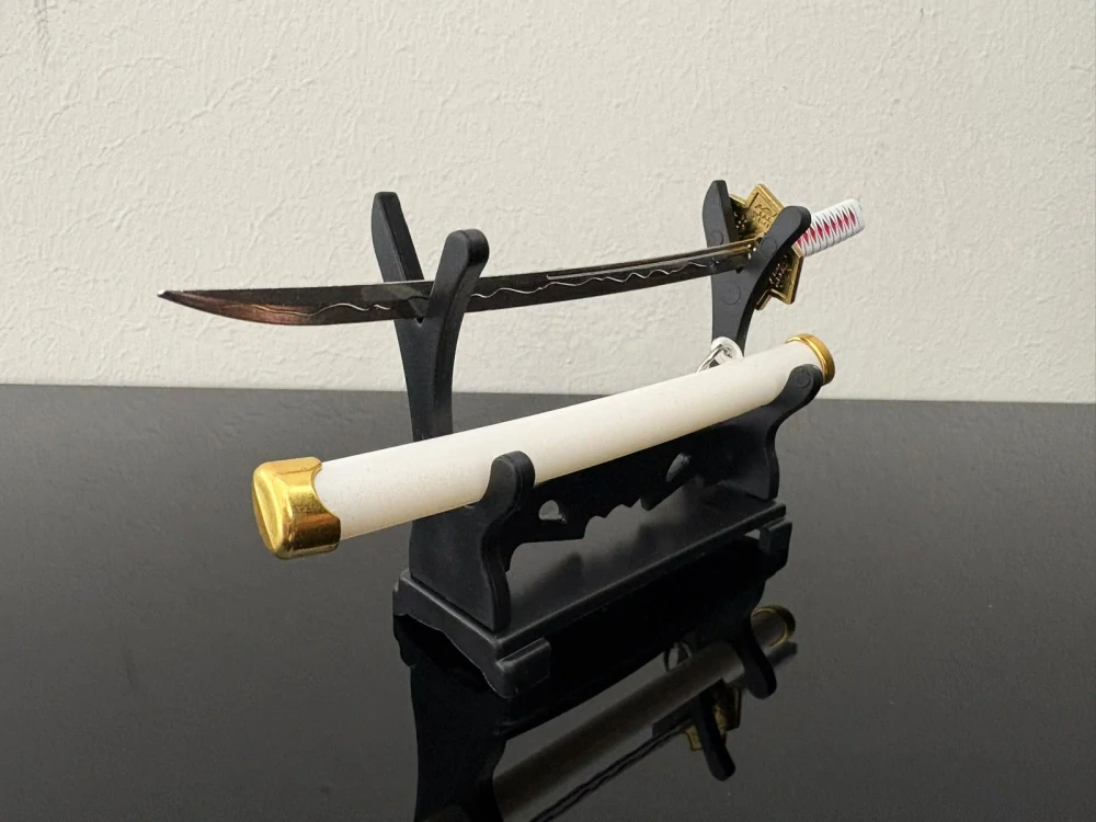 Mini Katana – bílá se zlatými detaily a červeným zdobením
