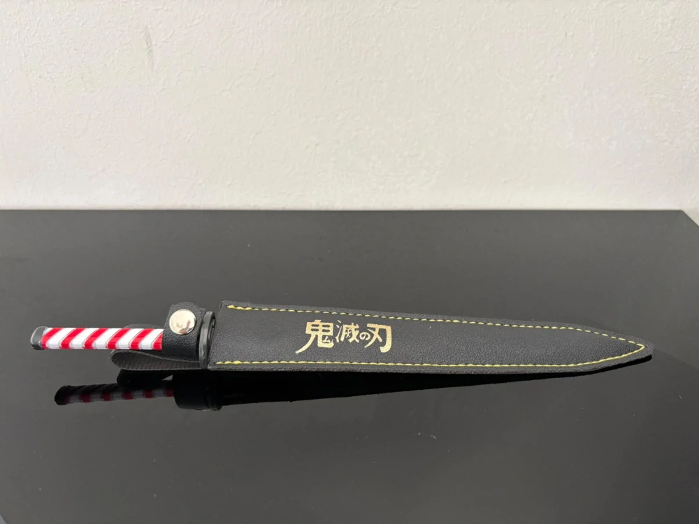 Mini Katana – vlnitá čepel s červeno-bílou rukojetí
