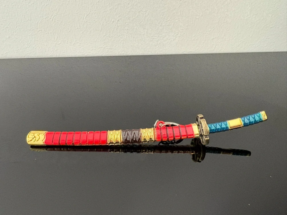 Mini Katana – červená se zlatým zdobením a modrou rukojetí
