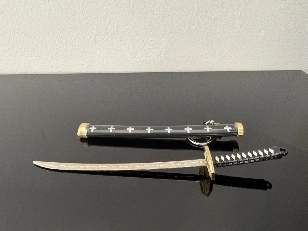 Mini Katana – černá se stříbrnými kříži