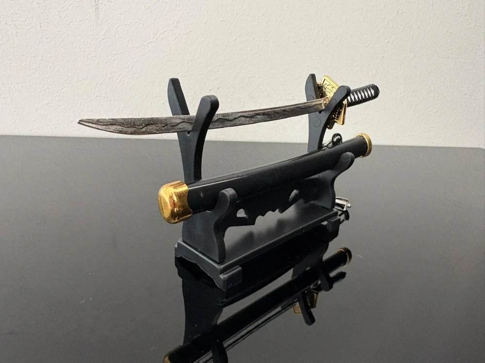 Mini Katana – černá se stříbrným zdobením a zlatými detaily