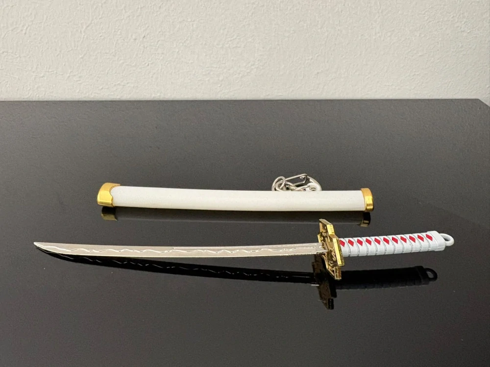 Mini Katana – bílá se zlatými detaily a červeným zdobením