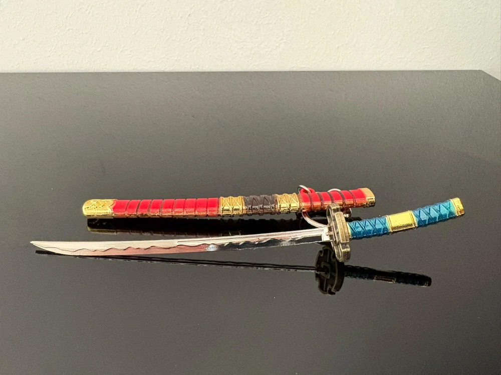 Mini Katana – červená se zlatým zdobením a modrou rukojetí