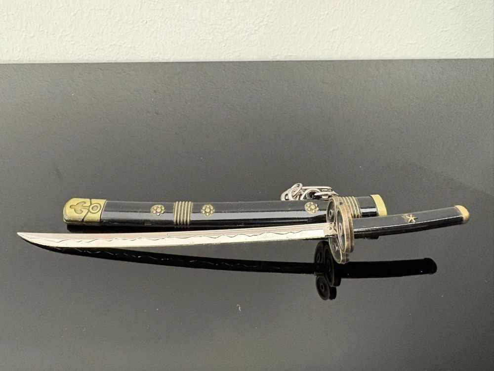 Mini Katana – Černá se zlatými detaily
