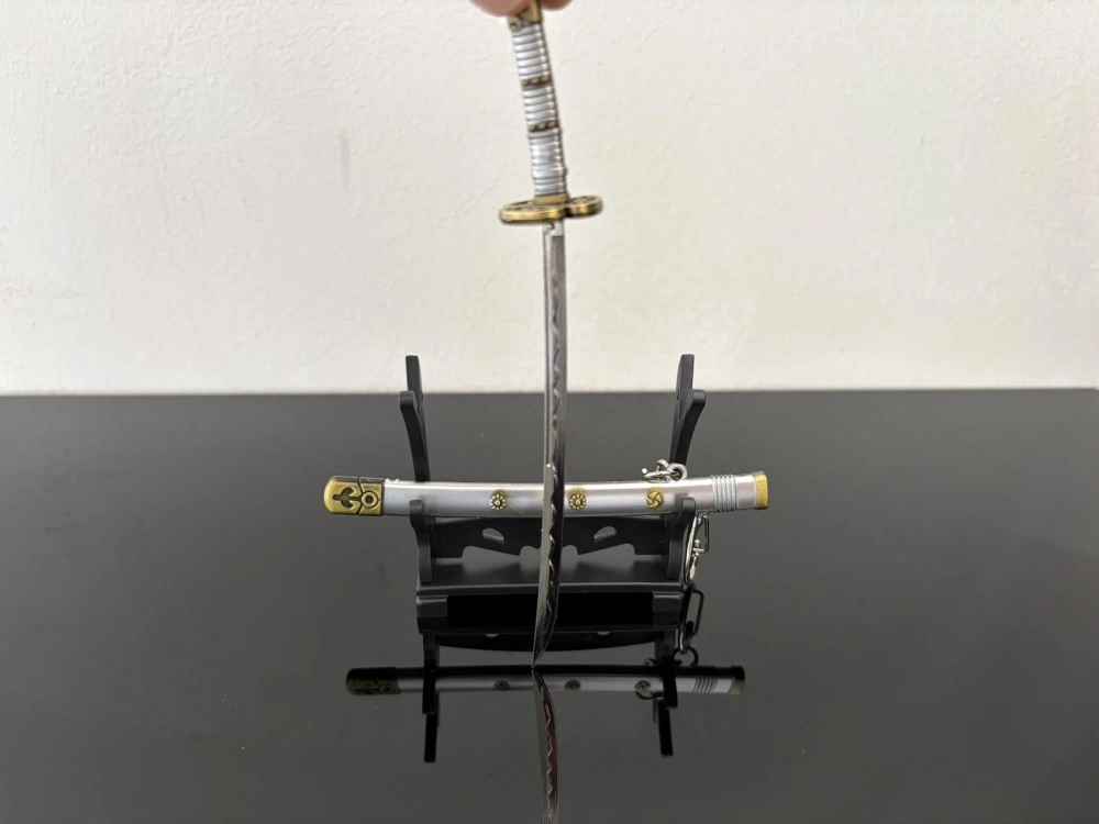 Mini Katana – Stříbrná se zlatými detaily