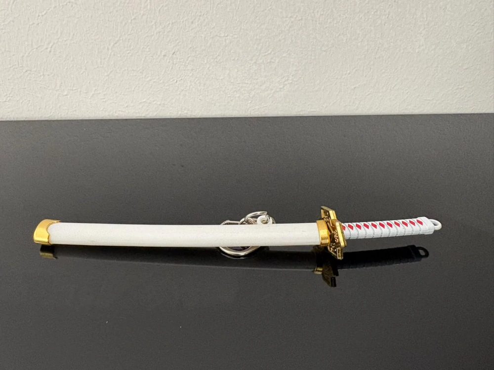 Mini Katana – bílá se zlatými detaily a červeným zdobením