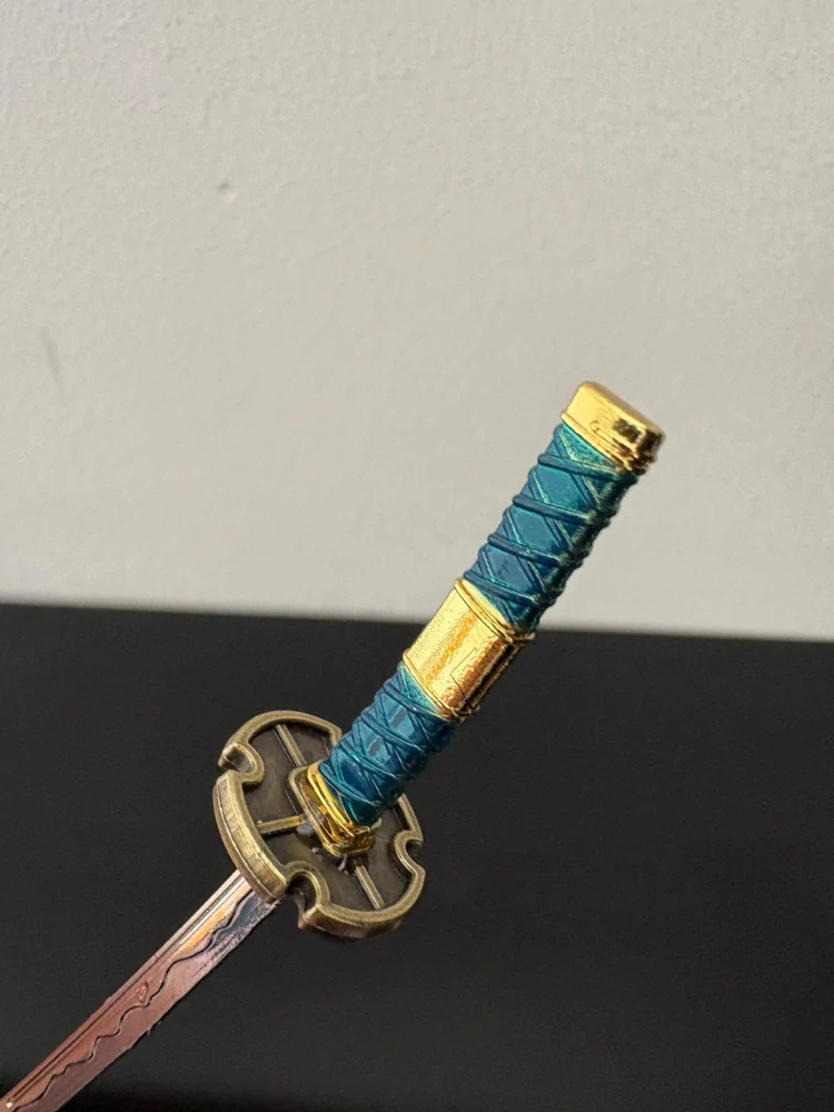 Mini Katana – červená se zlatým zdobením a modrou rukojetí