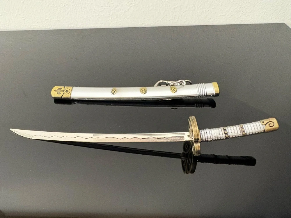 Mini Katana – Stříbrná se zlatými detaily